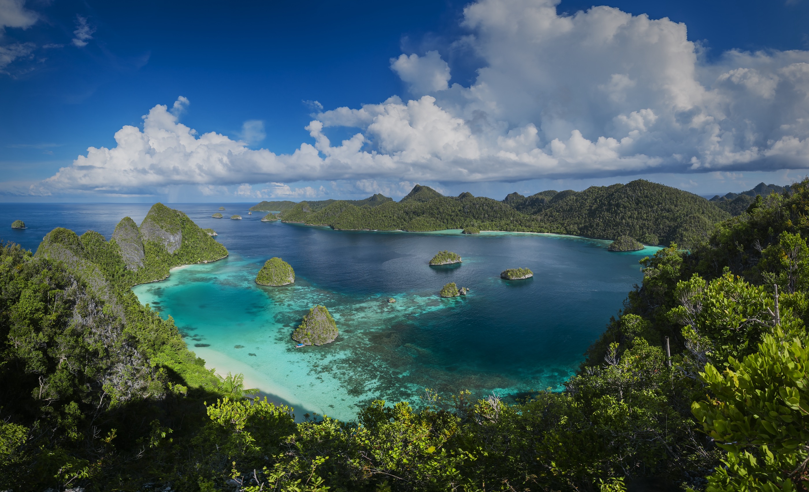 Papua New Guinea island scenery and bright reef water.